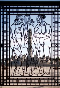 Heykel Parkı Giriş Kapısı, üç kadın (demir) by Gustav Vigeland